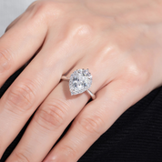 Anel Solitário Halo com Moissanite Lapidação Pera em Prata 925 Banhada a Ouro 18k – Yuna Joias - Yuna Joias