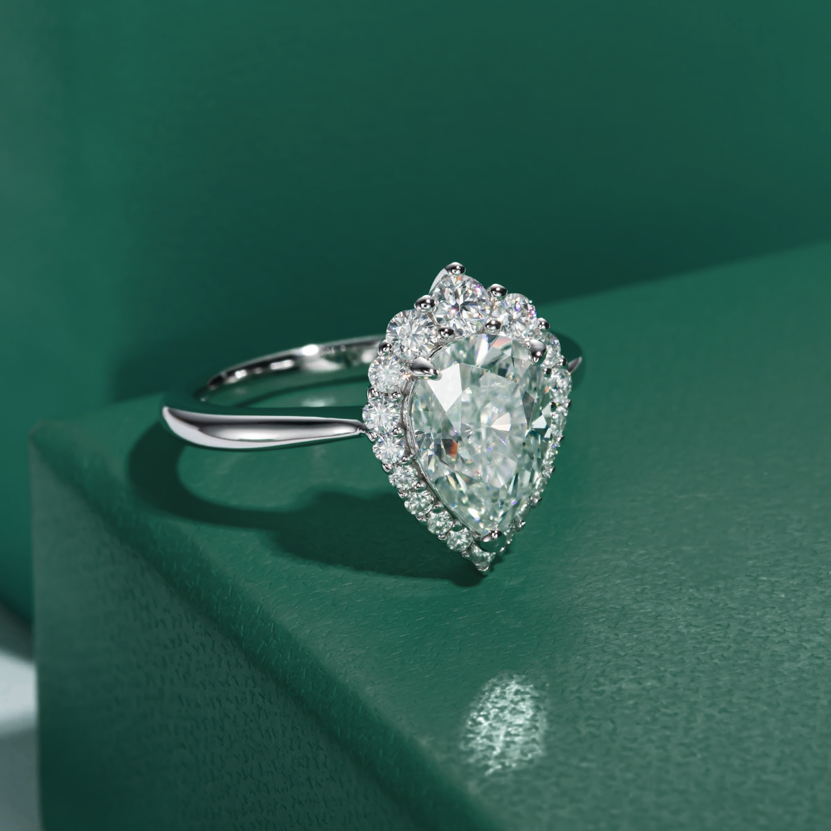 Anel Solitário Halo com Moissanite Lapidação Pera em Prata 925 Banhada a Ouro 18k – Yuna Joias - Yuna Joias