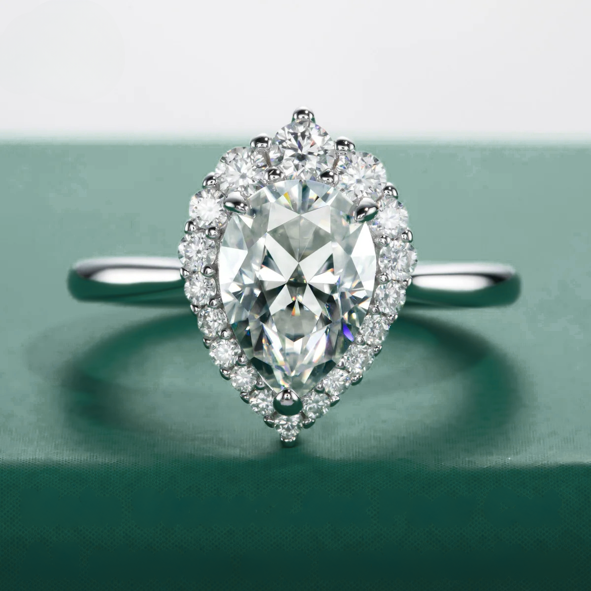 Anel Solitário Halo com Moissanite Lapidação Pera em Prata 925 Banhada a Ouro 18k – Yuna Joias - Yuna Joias