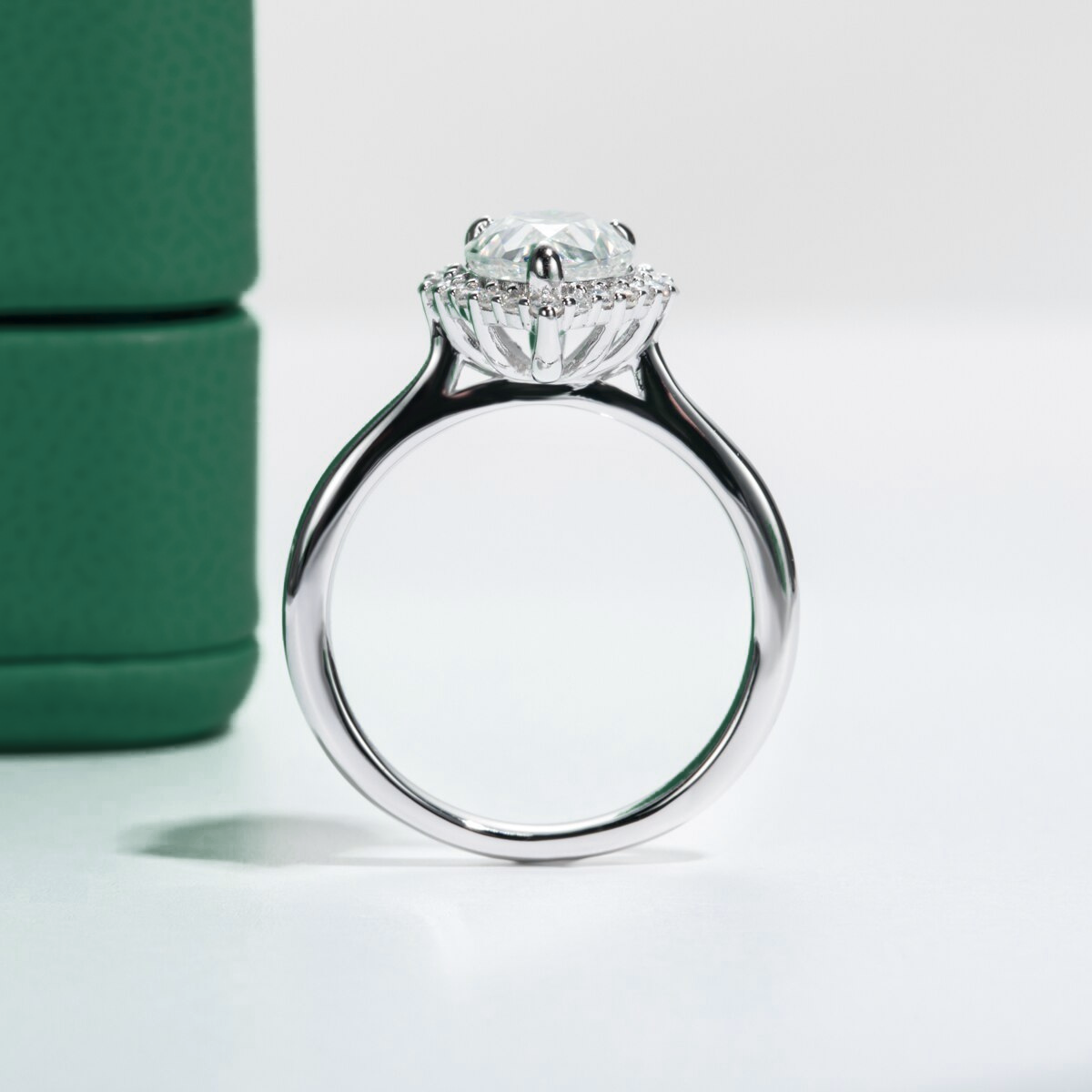 Anel Solitário Halo com Moissanite Lapidação Pera em Prata 925 Banhada a Ouro 18k – Yuna Joias - Yuna Joias