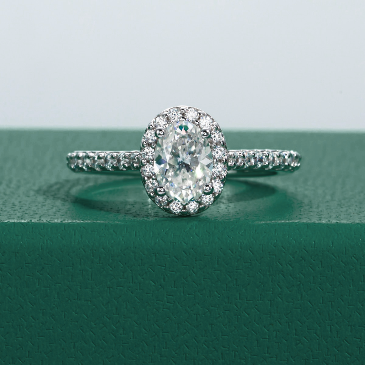 Anel Solitário Halo com Moissanite Oval 1ct em Prata 925 com Detalhes em Ouro Branco 18k – Yuna Joias - Yuna Joias