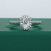 Anel Solitário Halo com Moissanite Oval 1ct em Prata 925 com Detalhes em Ouro Branco 18k – Yuna Joias - Yuna Joias