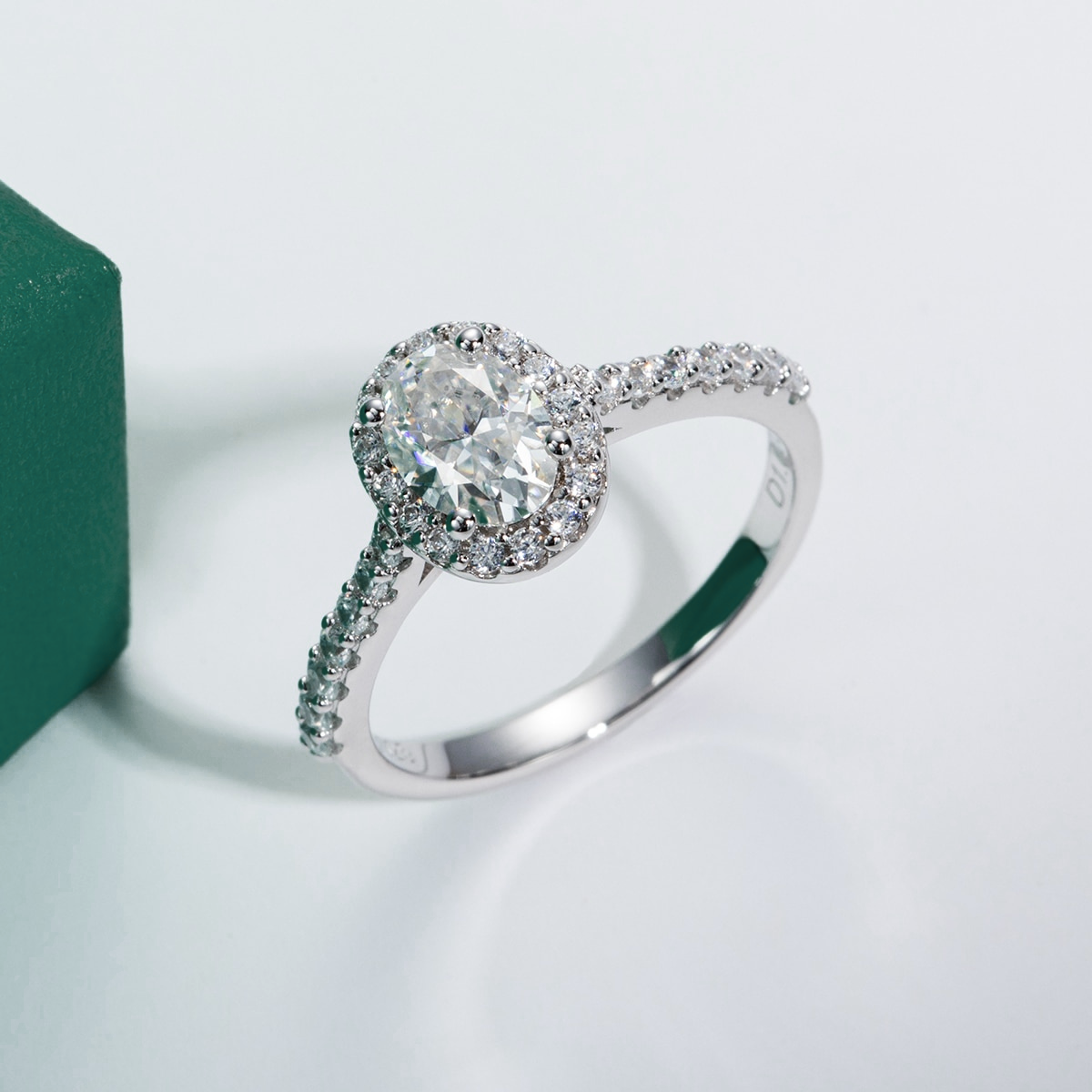 Anel Solitário Halo com Moissanite Oval 1ct em Prata 925 com Detalhes em Ouro Branco 18k – Yuna Joias - Yuna Joias