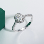 Anel Solitário Halo com Moissanite Oval 1ct em Prata 925 com Detalhes em Ouro Branco 18k – Yuna Joias - Yuna Joias