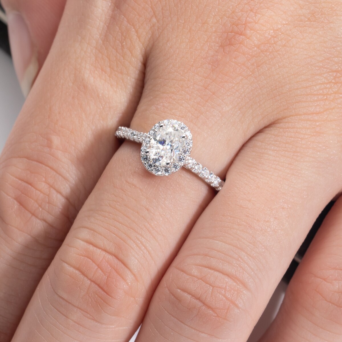 Anel Solitário Halo com Moissanite Oval 1ct em Prata 925 com Detalhes em Ouro Branco 18k – Yuna Joias - Yuna Joias