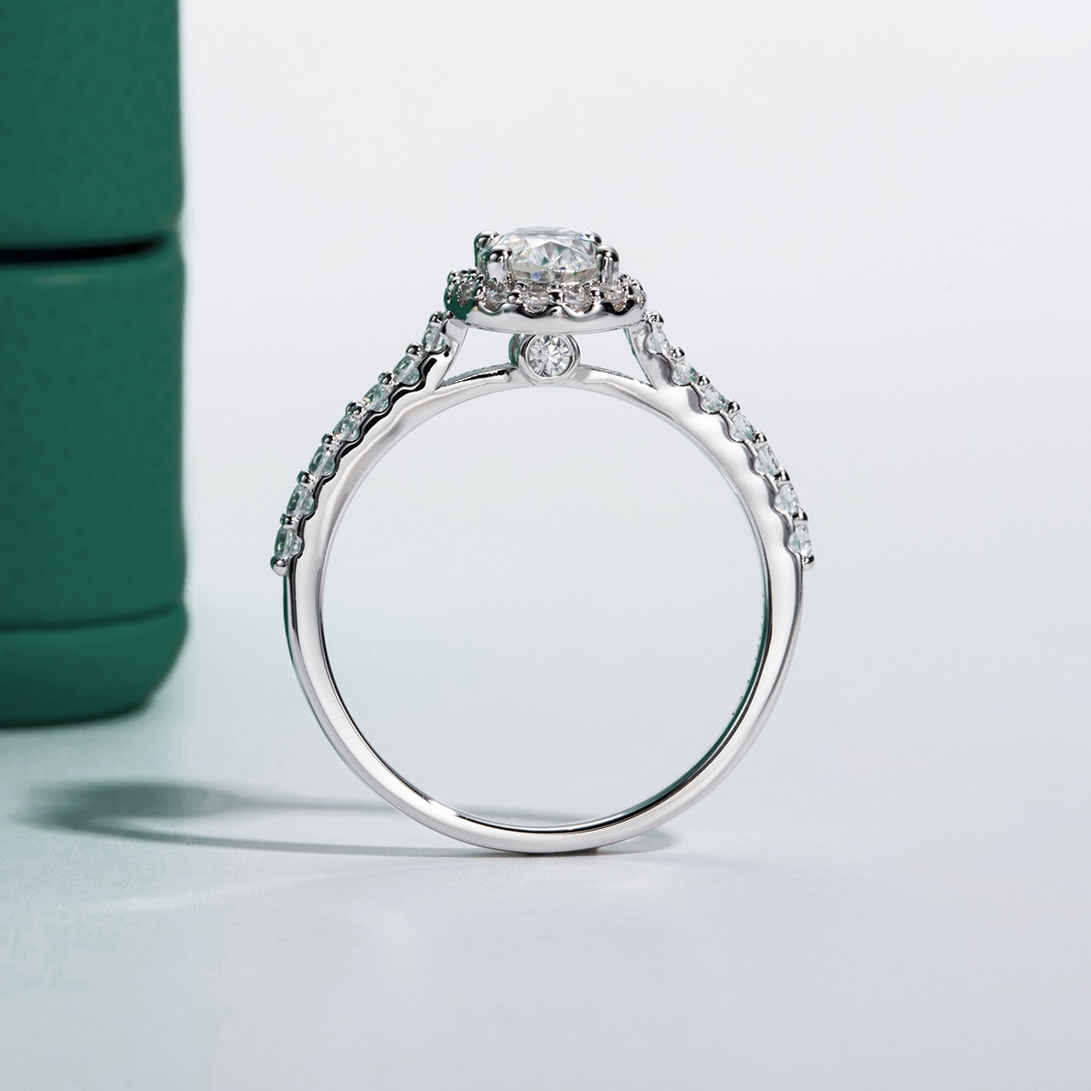 Anel Solitário Halo com Moissanite Oval 1ct em Prata 925 com Detalhes em Ouro Branco 18k – Yuna Joias - Yuna Joias