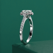 Anel Solitário Halo com Moissanite Oval 1ct em Prata 925 com Detalhes em Ouro Branco 18k – Yuna Joias - Yuna Joias