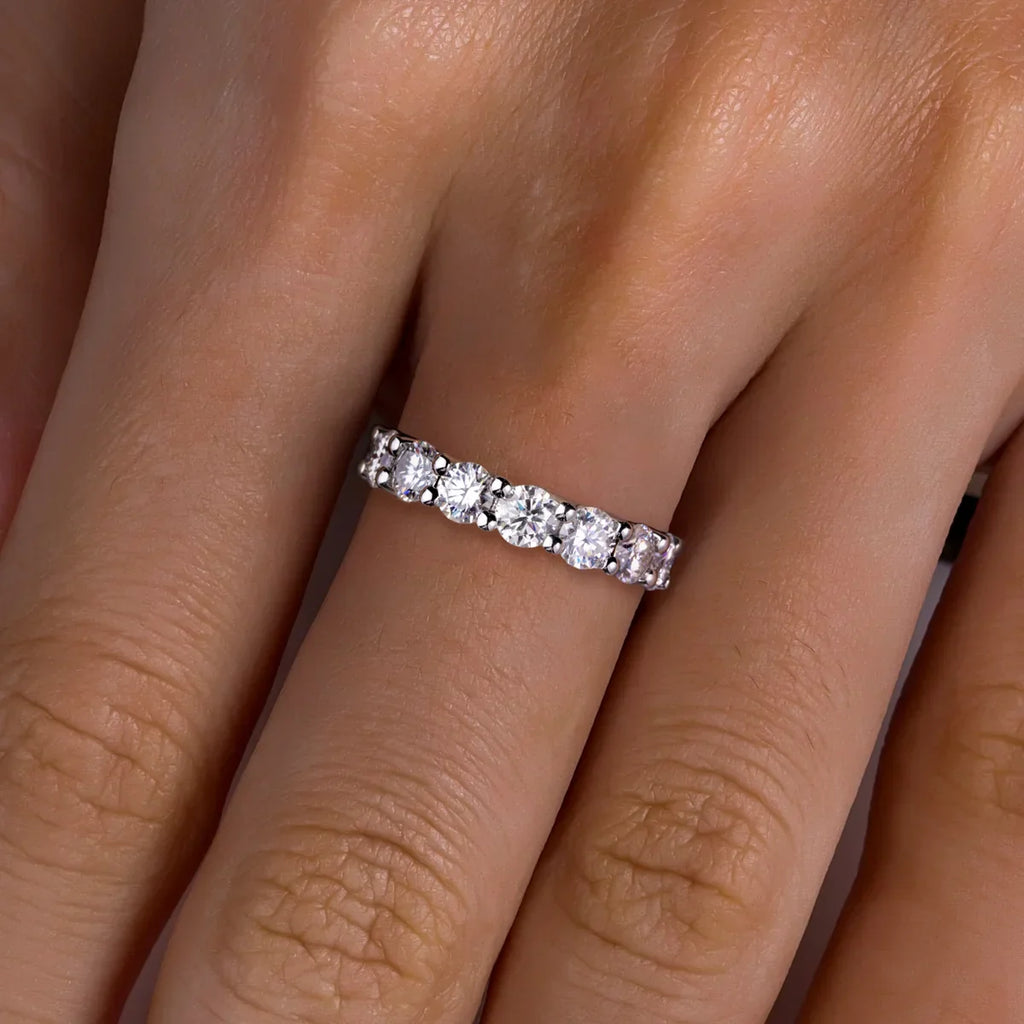 Aliança em prata com brilhantes moissanites, três pedras maiores no centro no dedo