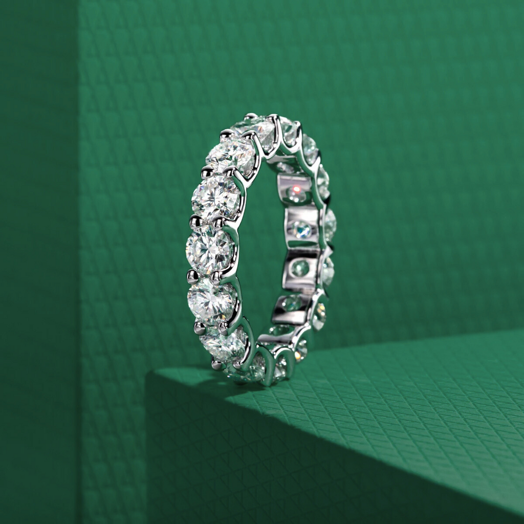 Aliança solitária com moissanites redondos brilhantes em fundo verde texturizado