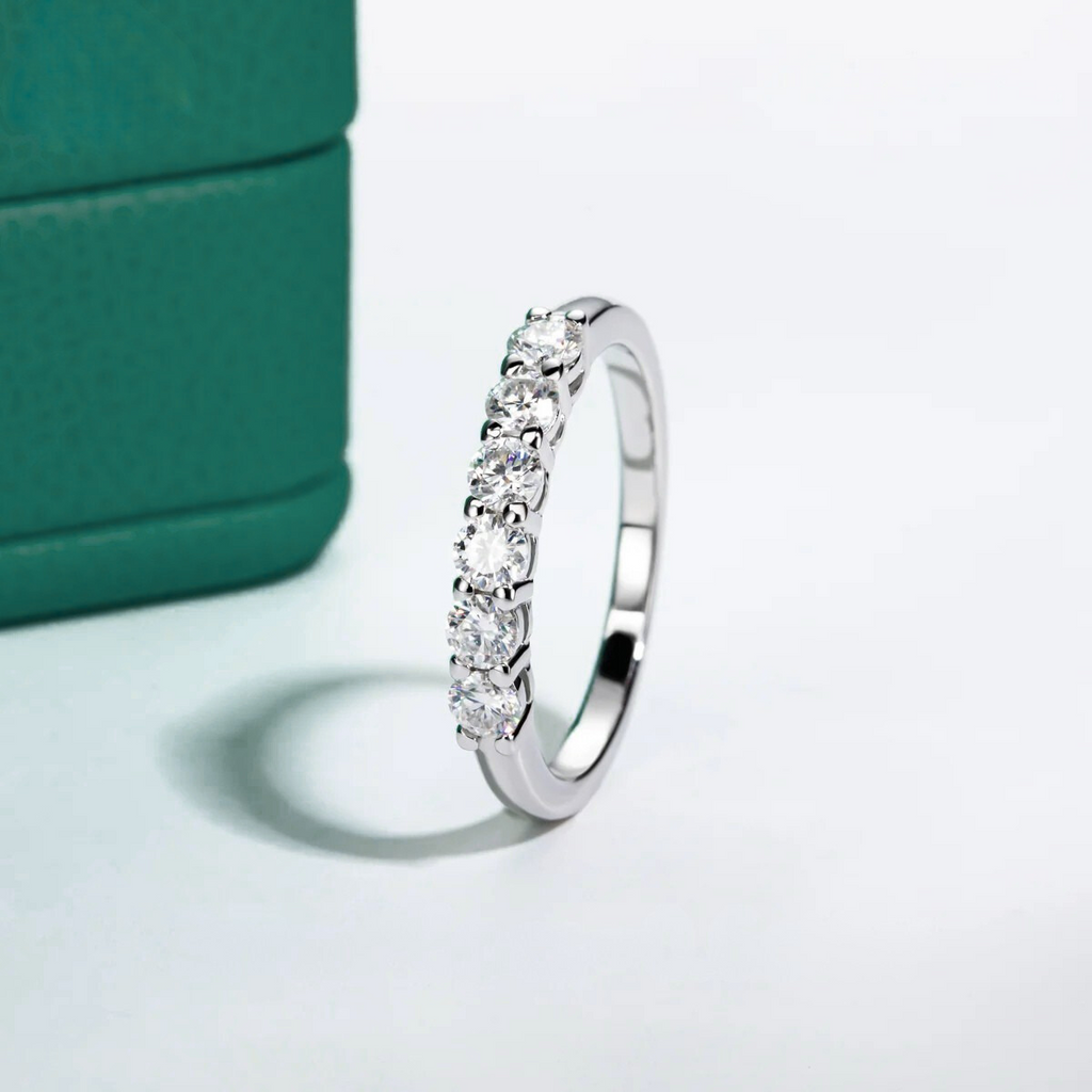 Meia Aliança com 6 Moissanites em Prata 925 e Banho de Ouro Branco – Yuna Joias - Yuna Joias