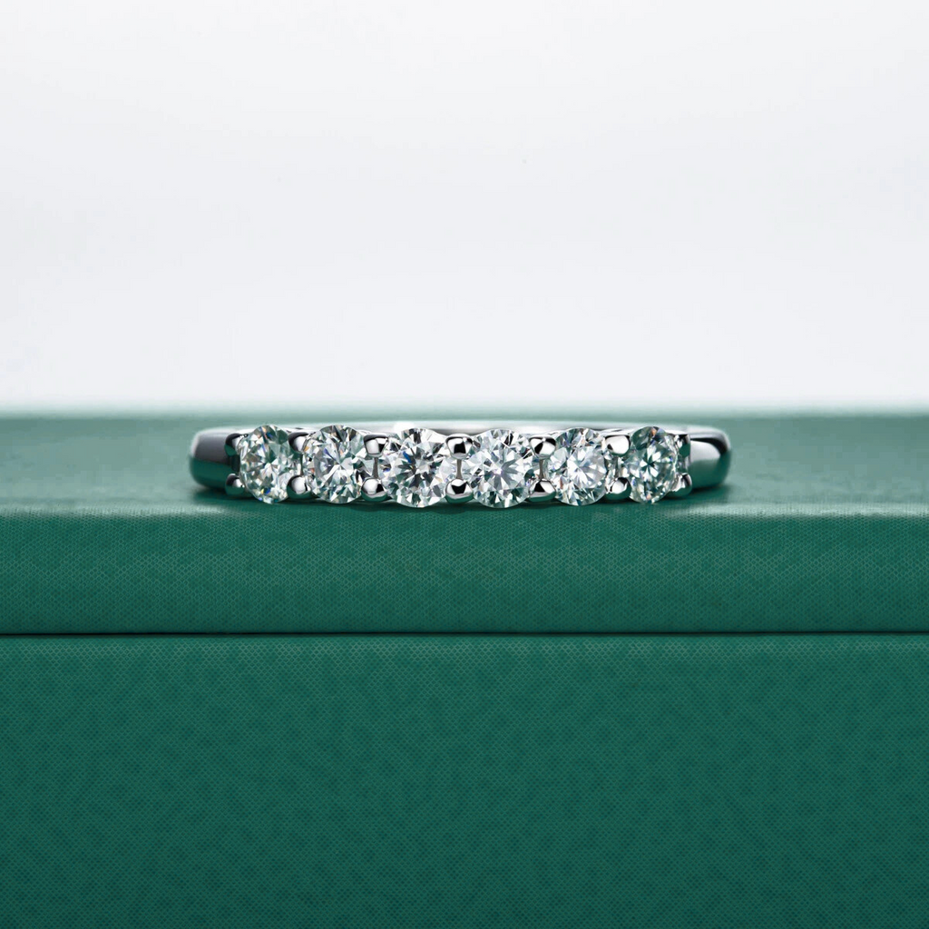 Meia Aliança com 6 Moissanites em Prata 925 e Banho de Ouro Branco – Yuna Joias - Yuna Joias