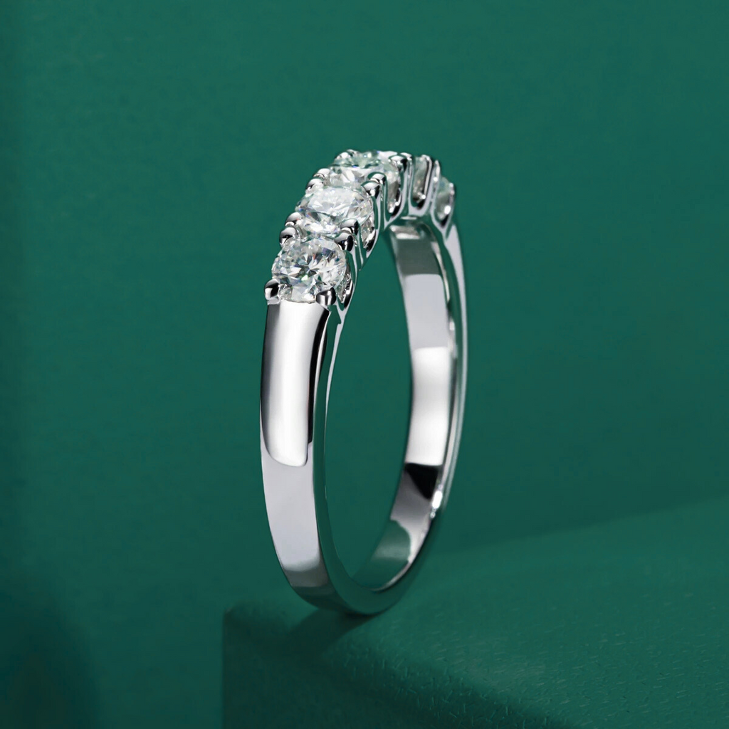 Meia Aliança com 6 Moissanites em Prata 925 e Banho de Ouro Branco – Yuna Joias - Yuna Joias