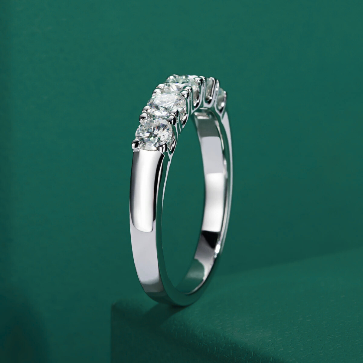 Meia Aliança com 6 Moissanites em Prata 925 e Banho de Ouro Branco – Yuna Joias - Yuna Joias