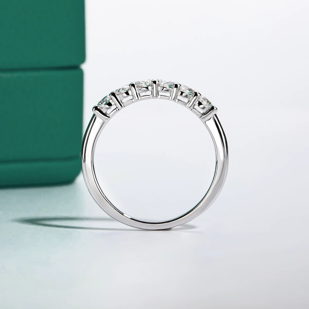 Meia Aliança com 6 Moissanites em Prata 925 e Banho de Ouro Branco – Yuna Joias - Yuna Joias