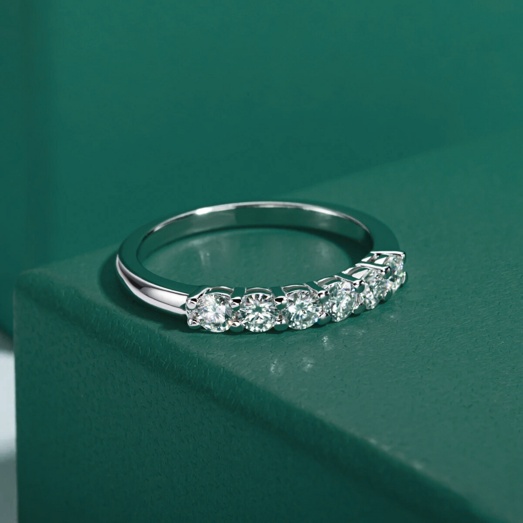 Meia Aliança com 6 Moissanites em Prata 925 e Banho de Ouro Branco – Yuna Joias - Yuna Joias