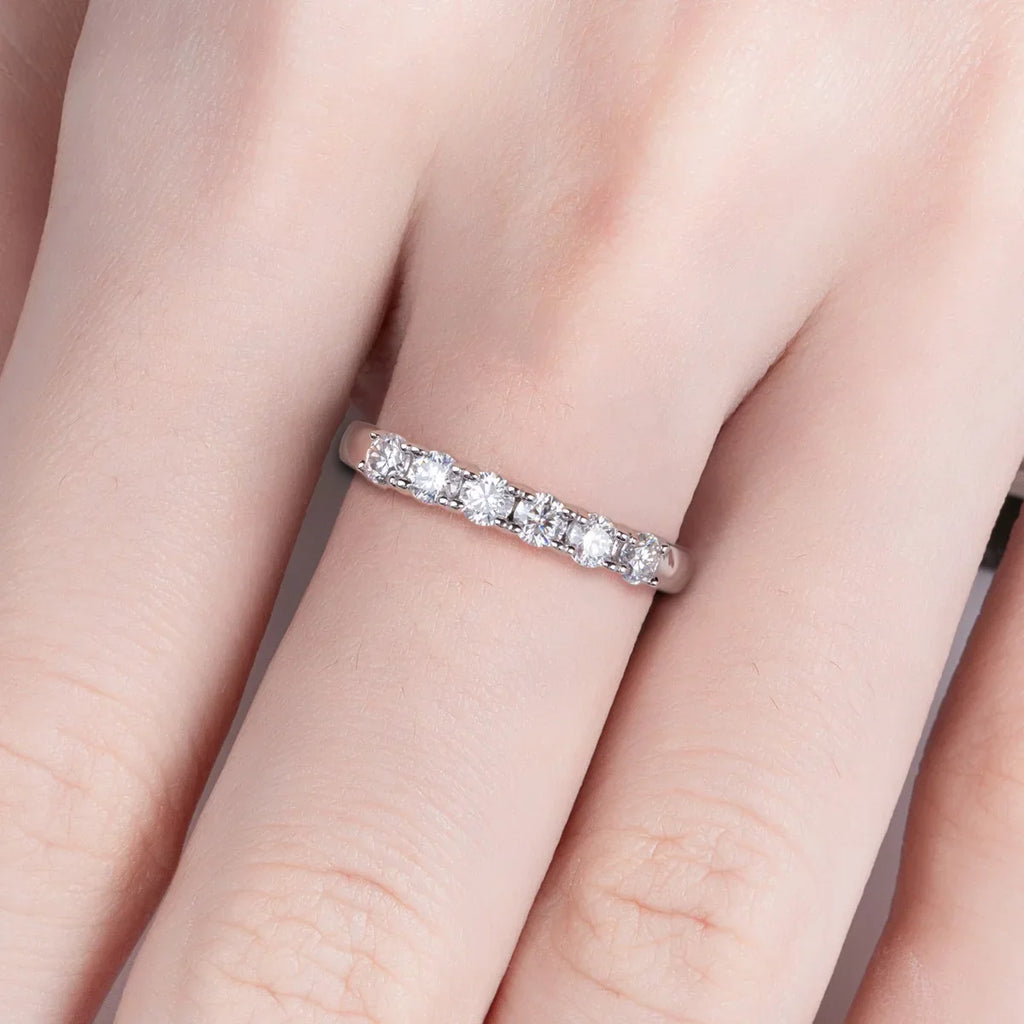 Meia Aliança com 6 Moissanites em Prata 925 e Banho de Ouro Branco – Yuna Joias - Yuna Joias