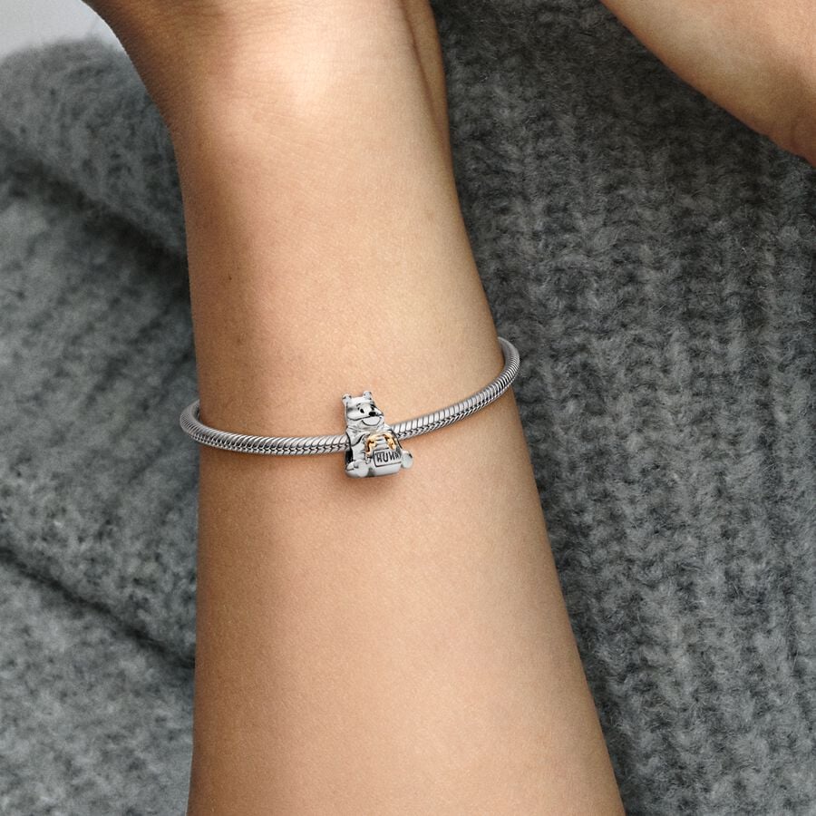 Berloque Comemorativo Disney 100 Anos – Ursinho Pooh com Diamante Cultivado e Detalhes em Ouro 14k - Yuna Joias - Yuna Joias