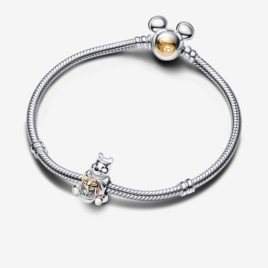 Berloque Comemorativo Disney 100 Anos – Ursinho Pooh com Diamante Cultivado e Detalhes em Ouro 14k - Yuna Joias - Yuna Joias