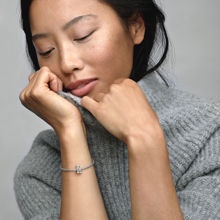 Berloque Comemorativo Disney 100 Anos – Ursinho Pooh com Diamante Cultivado e Detalhes em Ouro 14k - Yuna Joias - Yuna Joias