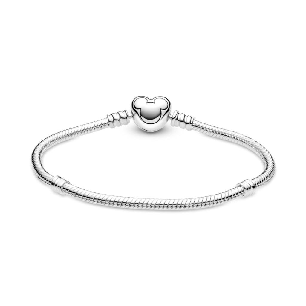 Pulseira prata com fecho de coração e símbolo do Mickey Mouse em destaque
