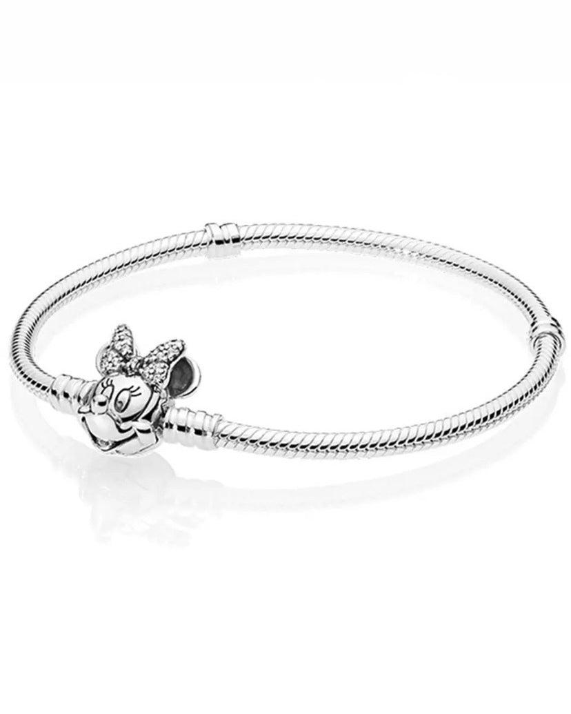 Pulseira prata com pingente da Minnie com laço cravejado de pedras brilhantes