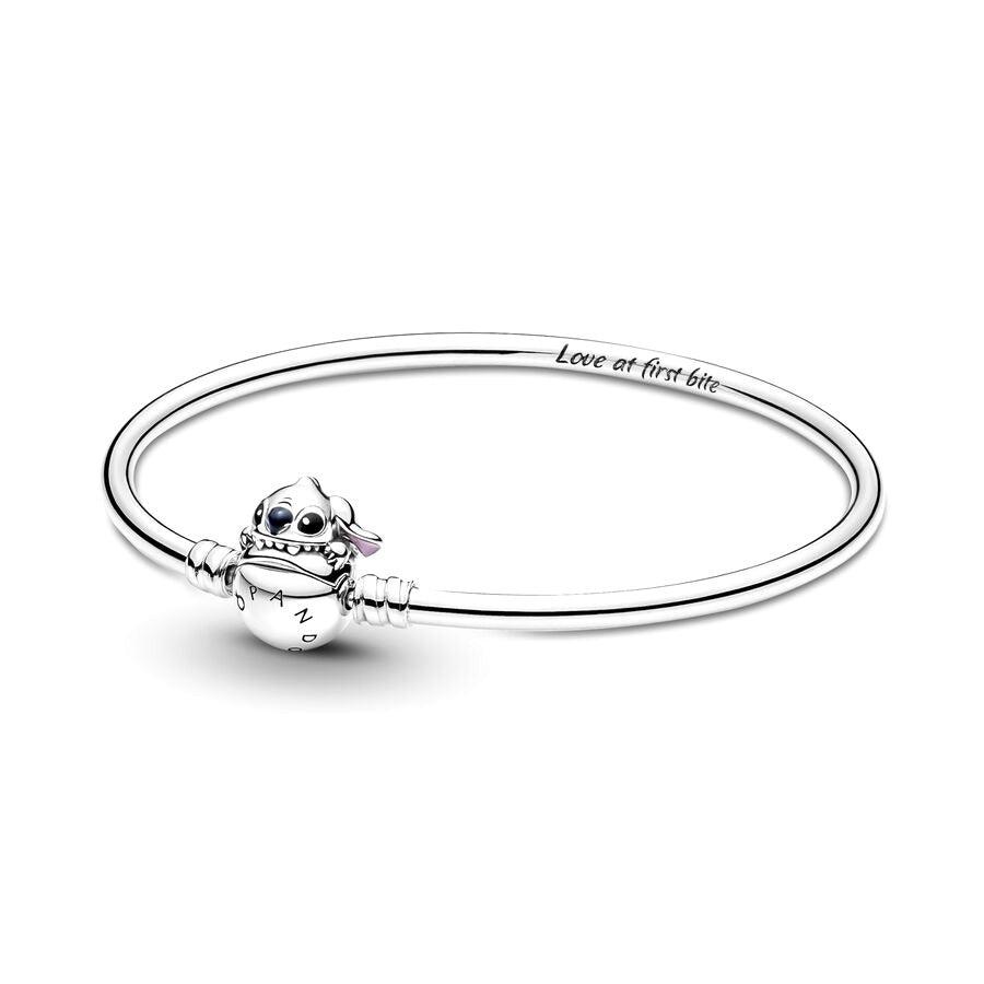Bracelete prateado Pandora com pingente Stitch mordendo bola, texto 'Love at first bite'