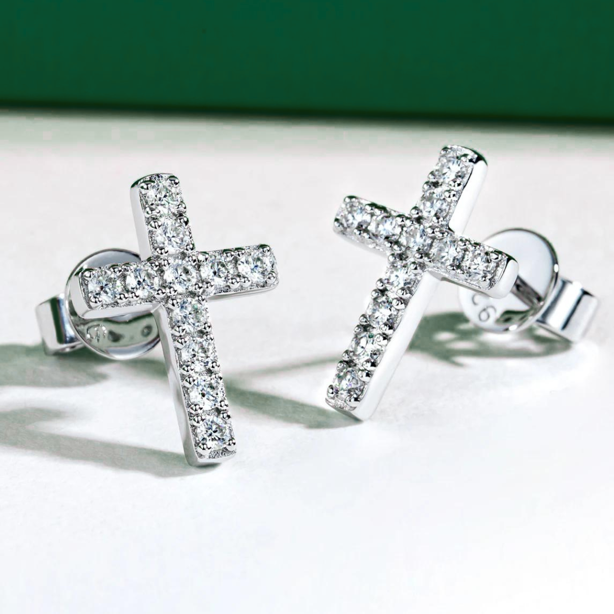 Brinco de Cruz com Moissanite em Prata 925 e Ouro 18k – Yuna Joias - Yuna Joias