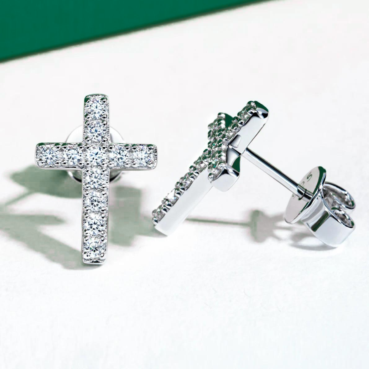 Brinco de Cruz com Moissanite em Prata 925 e Ouro 18k – Yuna Joias - Yuna Joias