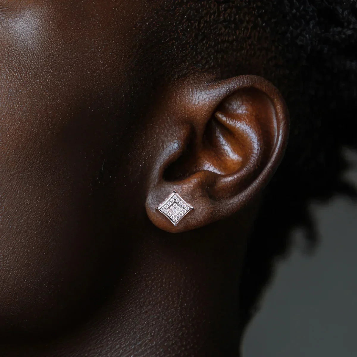 Brinco Quadrille Moissanite em Prata 925 com Banho de Ouro 18k - Yuna Joias - Yuna Joias