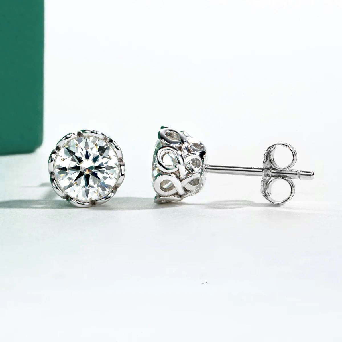 Brinco de Moissanite em Prata 925 com Banho de Ouro 18k – Escolha Entre 1,0ct, 2,0ct ou 3,0ct – Brilho Superior ao Diamante - Yuna Joias - Yuna Joias
