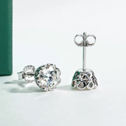 Brinco de Moissanite em Prata 925 com Banho de Ouro 18k – Escolha Entre 1,0ct, 2,0ct ou 3,0ct – Brilho Superior ao Diamante - Yuna Joias - Yuna Joias