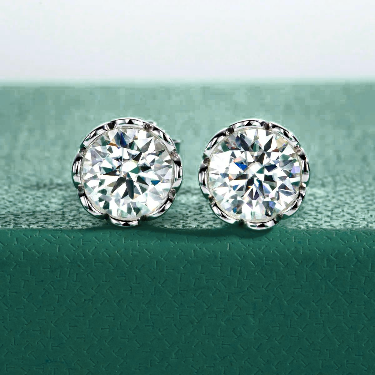 Brinco de Moissanite em Prata 925 com Banho de Ouro 18k – Escolha Entre 1,0ct, 2,0ct ou 3,0ct – Brilho Superior ao Diamante - Yuna Joias - Yuna Joias
