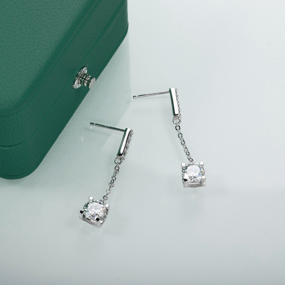 Brincos de Moissanite 2,0ct com Prata 925 e Banho de Ouro 18k – Yuna Joias - Yuna Joias