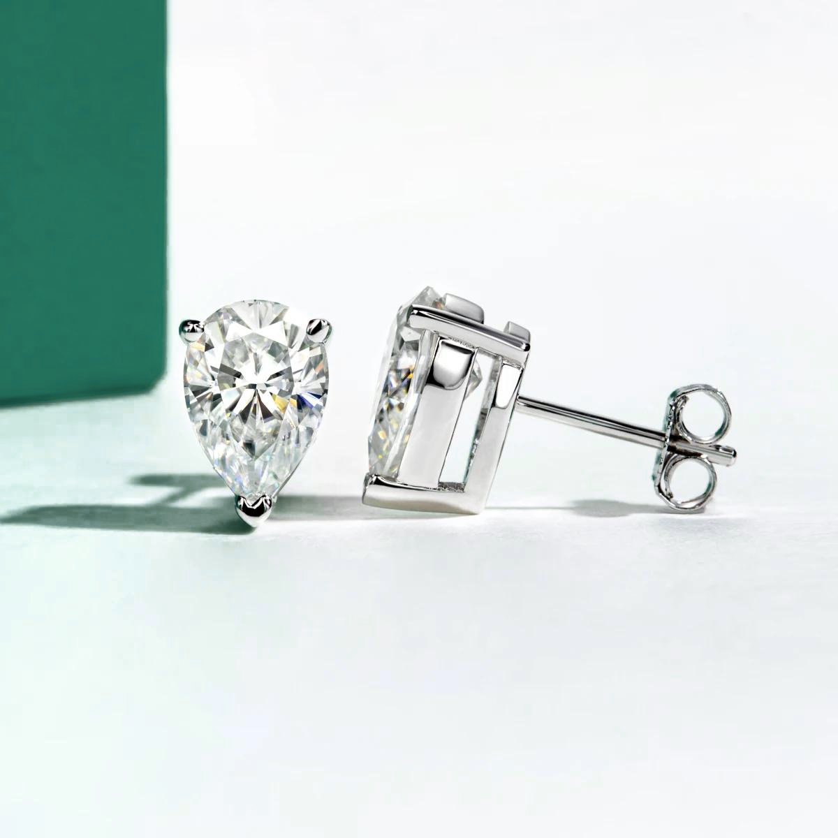 Brincos de Moissanite com Haste em Ouro 10k – Lapidação Pera | Antialérgicos, Sustentáveis e com Certificação GRA - Yuna Joias - Yuna Joias