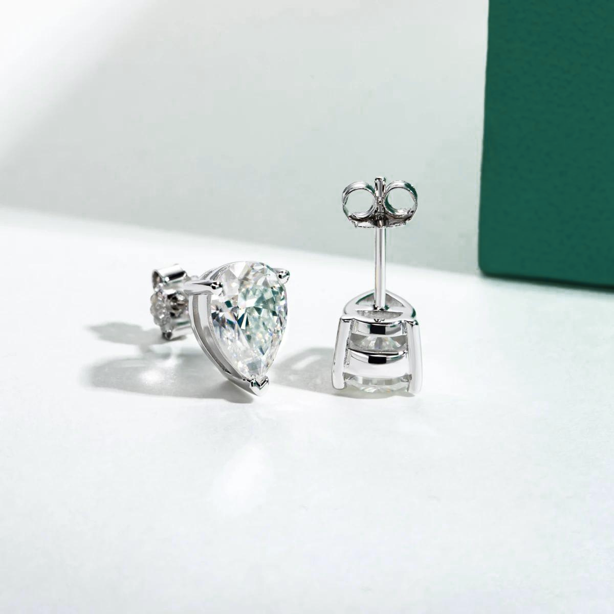 Brincos de Moissanite com Haste em Ouro 10k – Lapidação Pera | Antialérgicos, Sustentáveis e com Certificação GRA - Yuna Joias - Yuna Joias