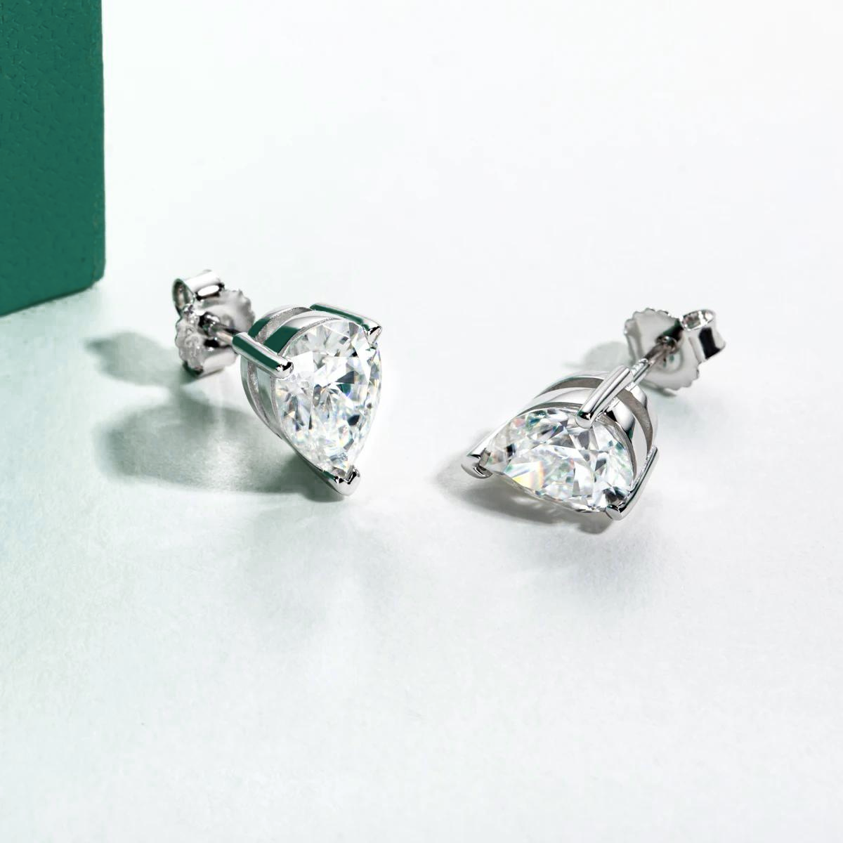 Brincos de Moissanite com Haste em Ouro 10k – Lapidação Pera | Antialérgicos, Sustentáveis e com Certificação GRA - Yuna Joias - Yuna Joias