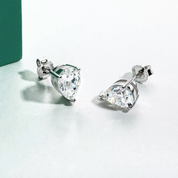 Brincos de Moissanite com Haste em Ouro 10k – Lapidação Pera | Antialérgicos, Sustentáveis e com Certificação GRA - Yuna Joias - Yuna Joias