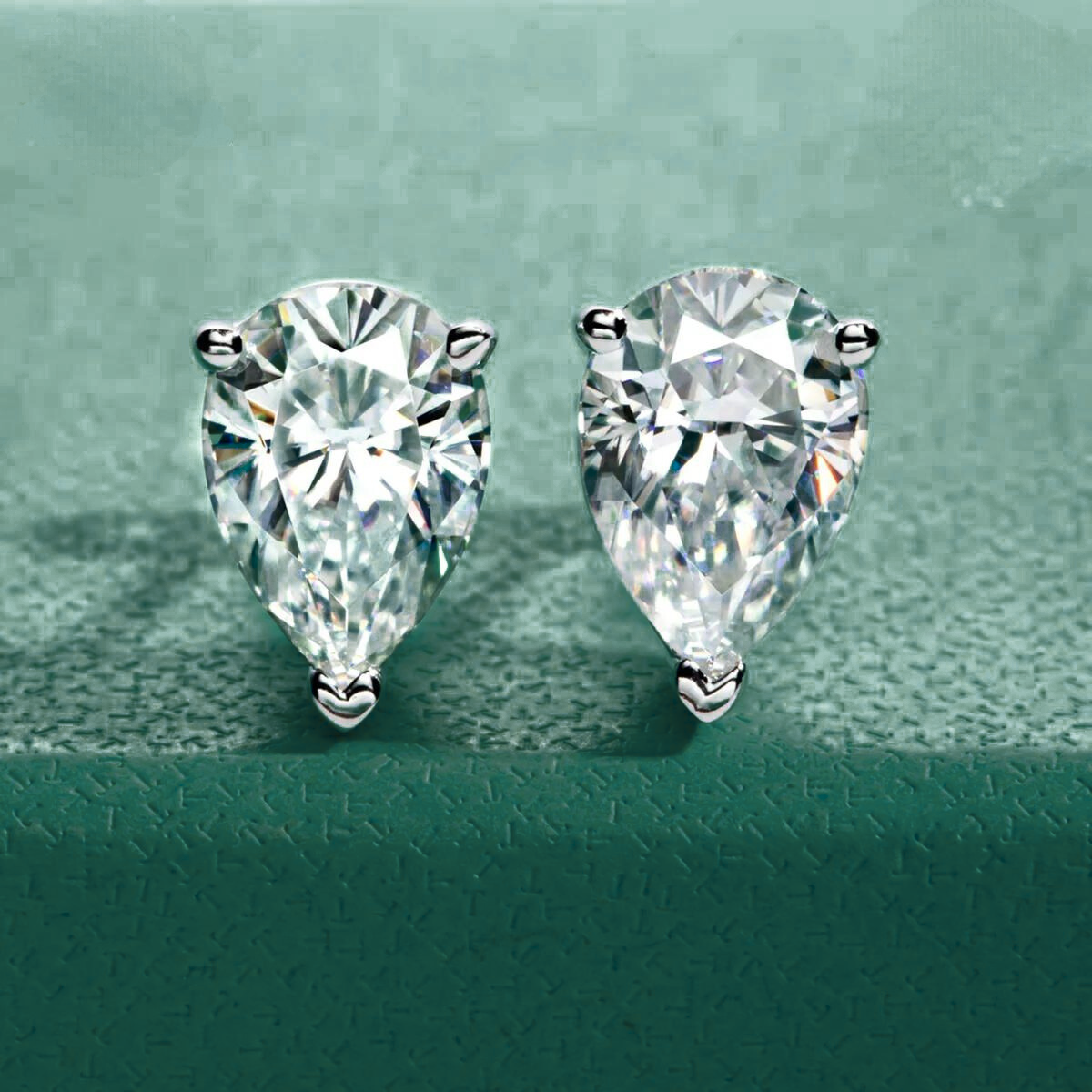 Brincos de Moissanite com Haste em Ouro 10k – Lapidação Pera | Antialérgicos, Sustentáveis e com Certificação GRA - Yuna Joias - Yuna Joias