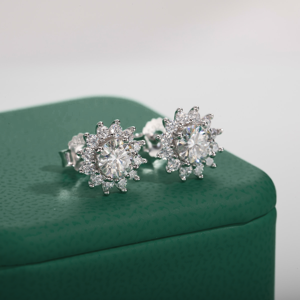 Brinco de Moissanite 1,0 Quilate Flor de Girassol em Prata 925 com Banhado a Ouro 18k – Yuna Joias - Yuna Joias