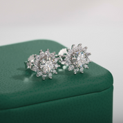 Brinco de Moissanite 1,0 Quilate Flor de Girassol em Prata 925 com Banhado a Ouro 18k – Yuna Joias - Yuna Joias