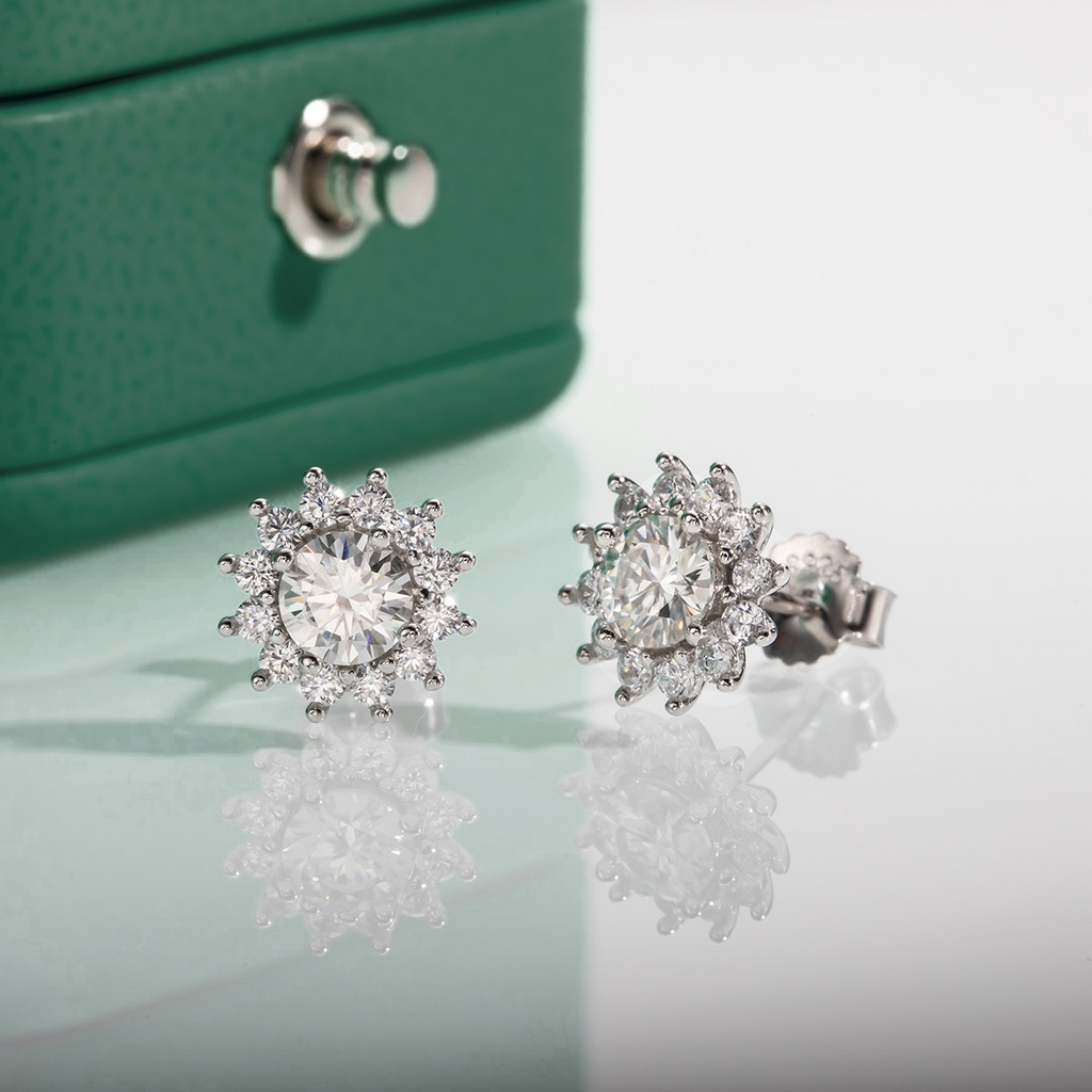 Brinco de Moissanite 1,0 Quilate Flor de Girassol em Prata 925 com Banhado a Ouro 18k – Yuna Joias - Yuna Joias