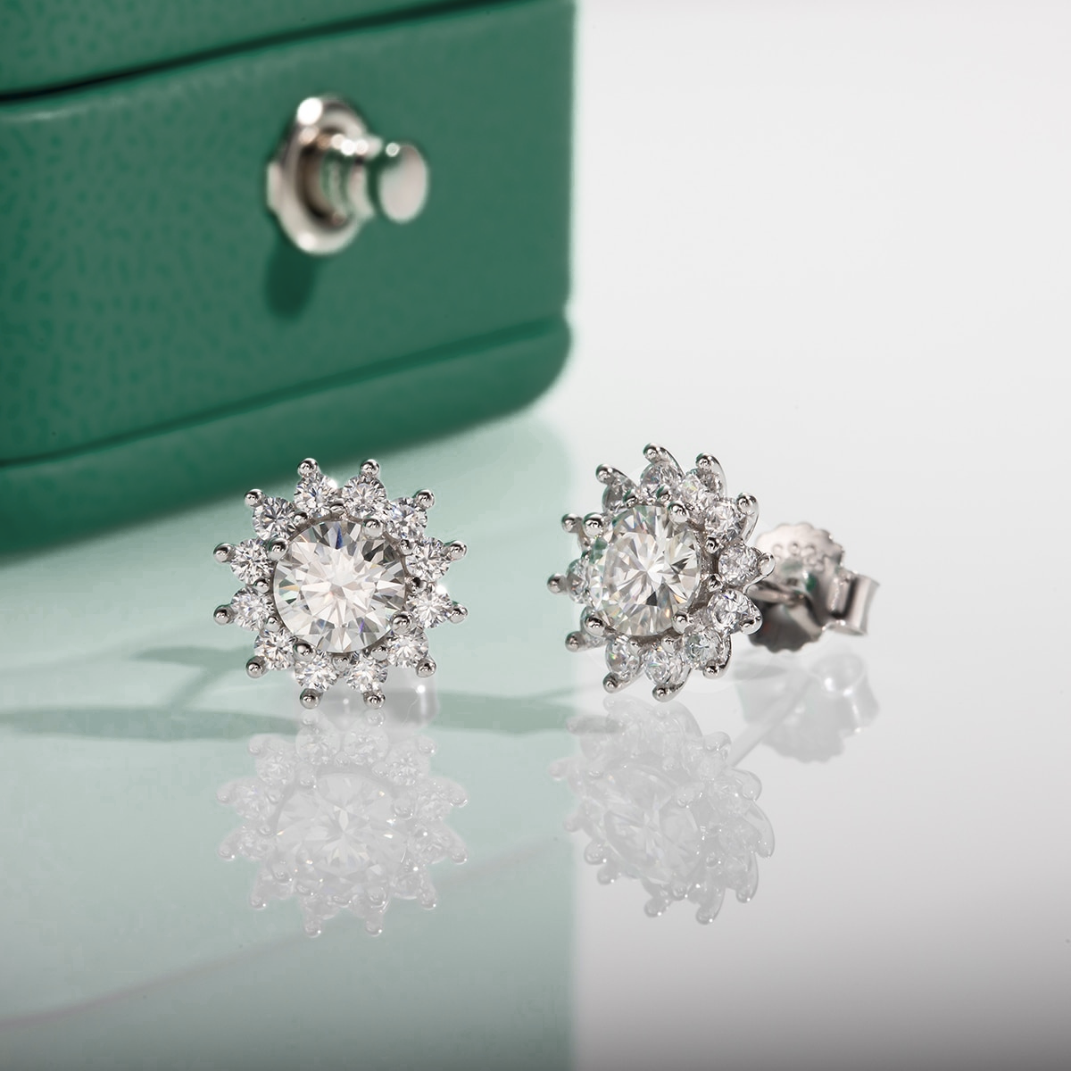 Brinco de Moissanite 1,0 Quilate Flor de Girassol em Prata 925 com Banhado a Ouro 18k – Yuna Joias - Yuna Joias