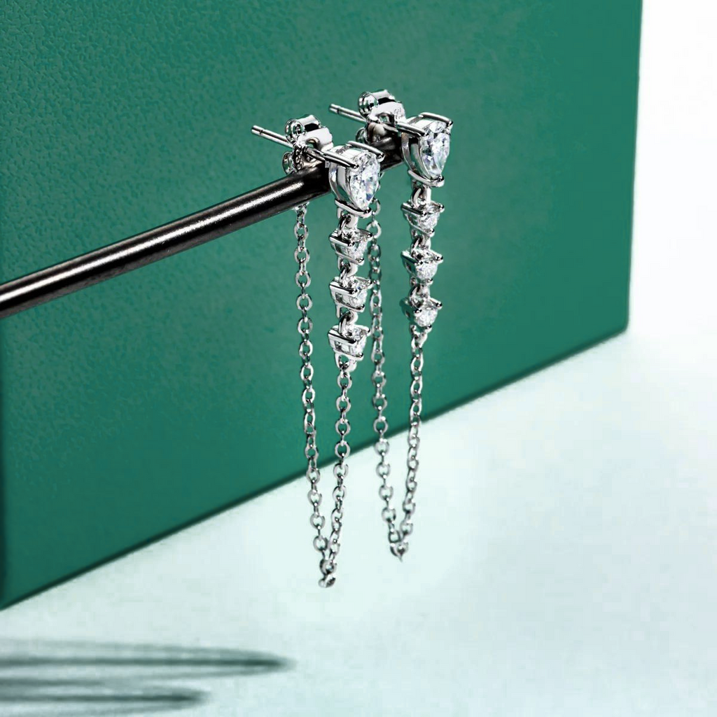 Brinco de Moissanite com Lapidação Pera e Brilhante em Prata 925 com Ouro Branco 18k – Yuna Joias - Yuna Joias