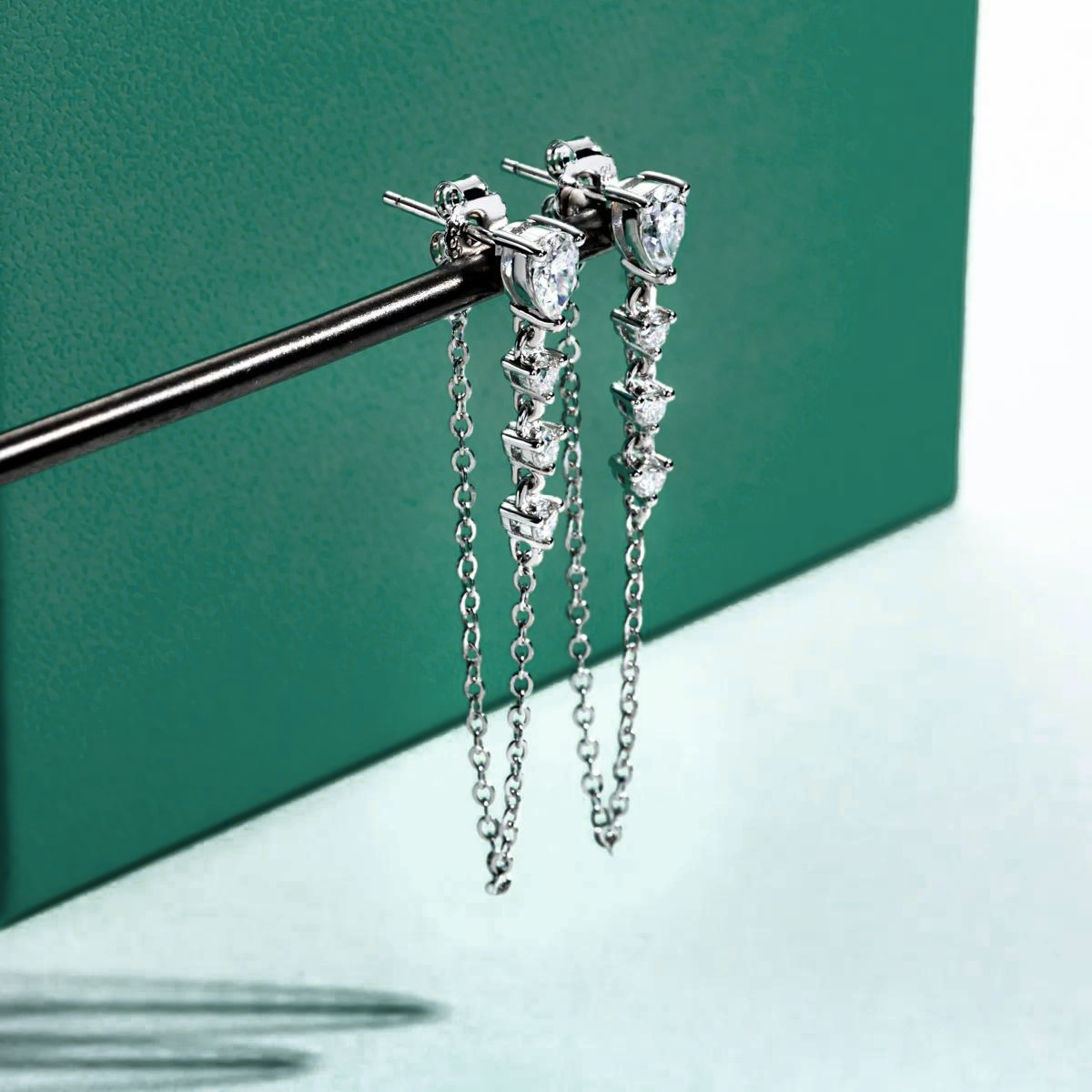 Brinco de Moissanite com Lapidação Pera e Brilhante em Prata 925 com Ouro Branco 18k – Yuna Joias - Yuna Joias