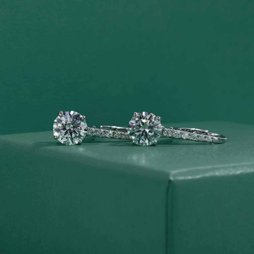 Brincos de Moissanite com Prata 925 e Banho de Ouro Branco 18k – Yuna Joias - Yuna Joias