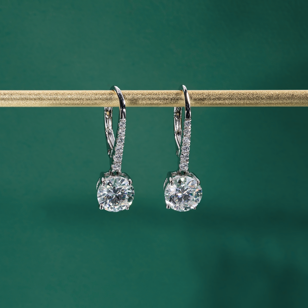 Brincos de Moissanite com Prata 925 e Banho de Ouro Branco 18k – Yuna Joias - Yuna Joias