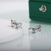 Brincos de Moissanite 0.3ct (4mm) em Prata 925 com Banho de Ródio e Ouro Branco – Yuna Joias - Yuna Joias