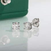 Brincos de Moissanite 0.3ct (4mm) em Prata 925 com Banho de Ródio e Ouro Branco – Yuna Joias - Yuna Joias
