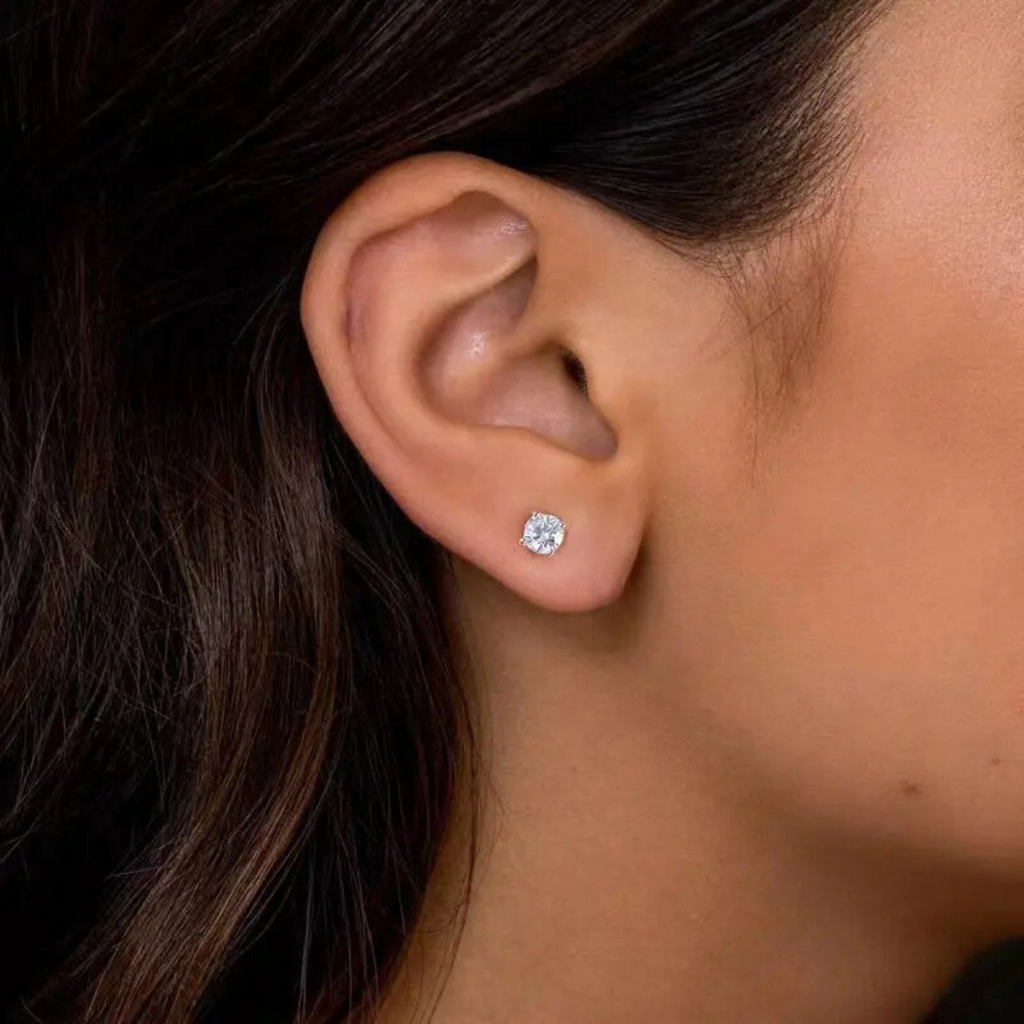 Brincos de Moissanite 0.3ct (4mm) em Prata 925 com Banho de Ródio e Ouro Branco – Yuna Joias - Yuna Joias