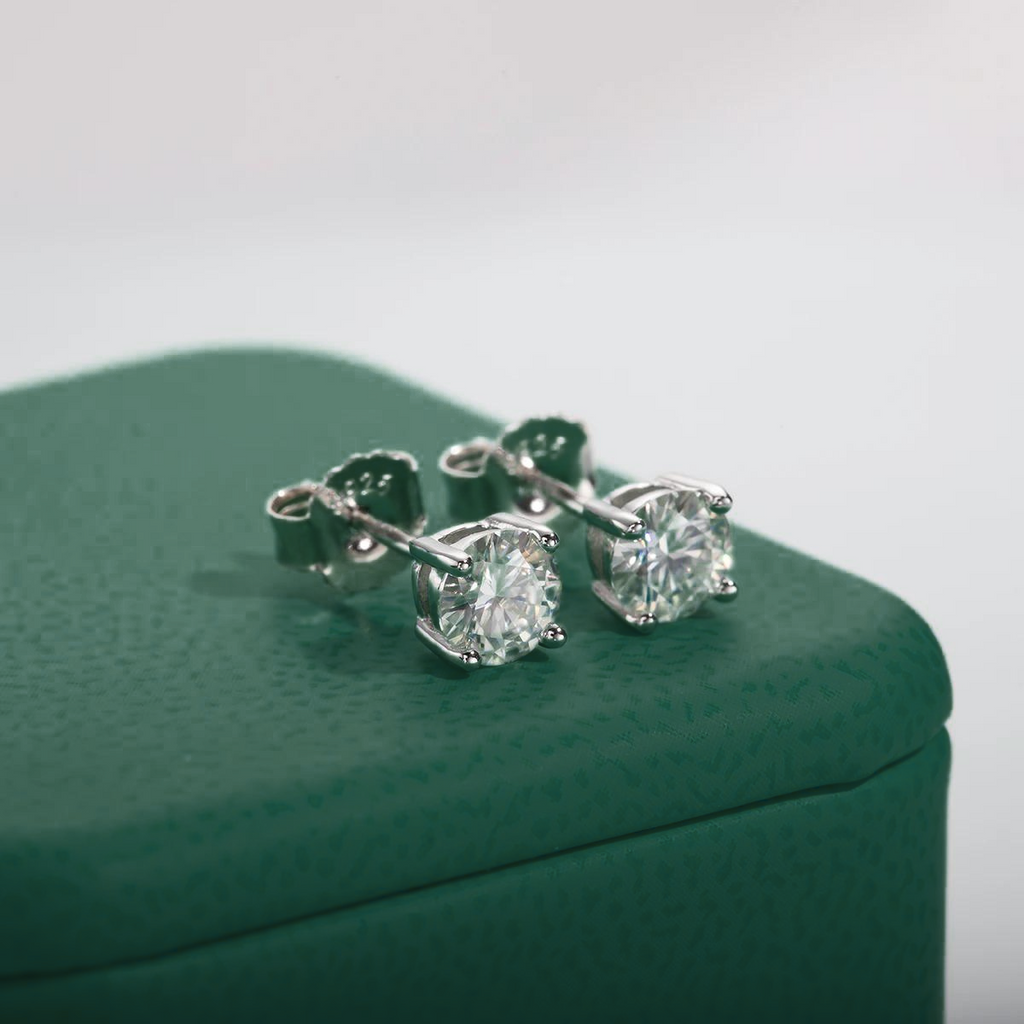 Brincos de Moissanite 0.3ct (4mm) em Prata 925 com Banho de Ródio e Ouro Branco – Yuna Joias - Yuna Joias